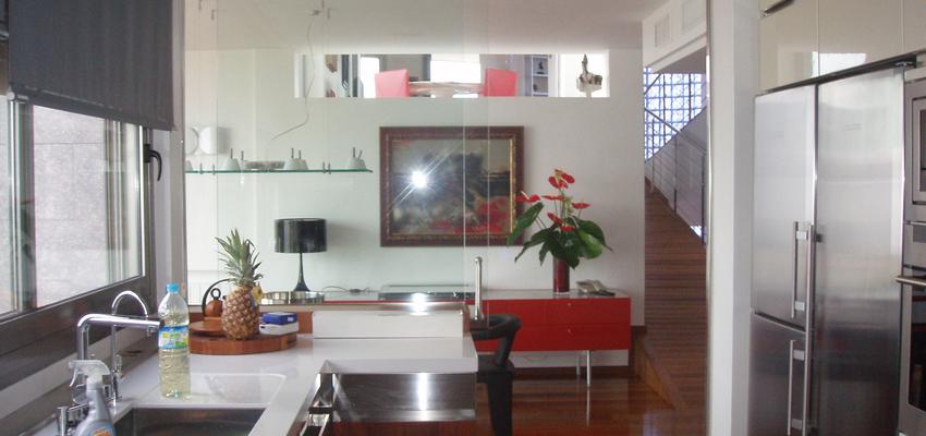 Comedor, Cocina, Loft Estilo vanguardista Color rojo, marron, blanco  diseñado por JOSE MARIA MARIÑOSO PASCUAL -Arquitecto | Arquitecto | Copyright Jose María Mariñoso Pascual