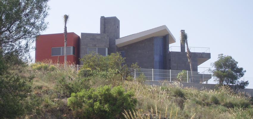 Terraza, Exterior, Jardin Estilo vanguardista Color rojo, azul oscuro, azul  diseñado por JOSE MARIA MARIÑOSO PASCUAL -Arquitecto | Arquitecto | Copyright Jose María Mariñoso Pascual