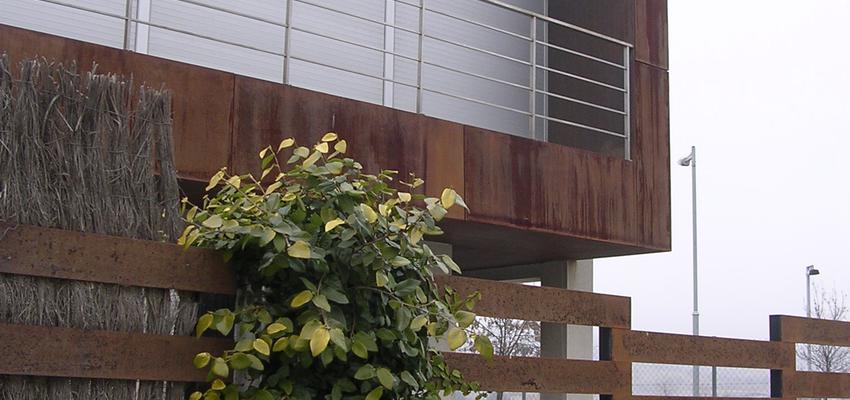 Balcon, Exterior, Jardin Estilo contemporaneo Color verde, marron, plateado  diseñado por ZEB arquitectura | Arquitecto | Copyright certicat