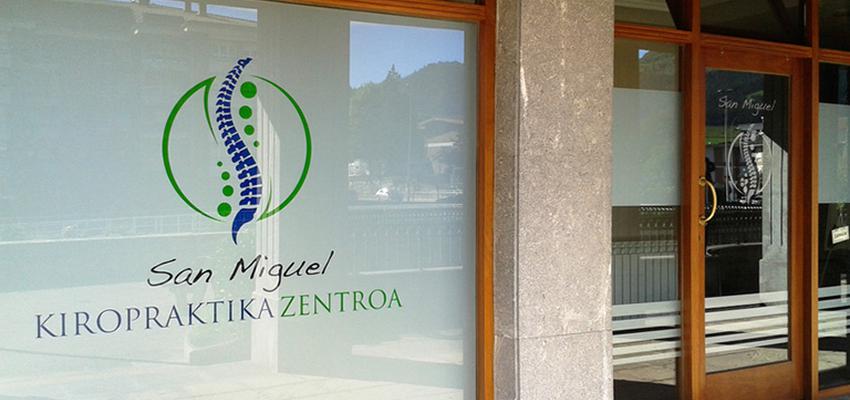 Exterior, Tienda, SPA Estilo tradicional Color azul cielo, gris, bronce  diseñado por Lourdes Galarraga | Interiorista | Copyright Lourdes Galarraga