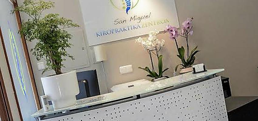 Tienda, Salón de belleza, SPA Estilo moderno Color azul oscuro, gris, bronce  diseñado por Lourdes Galarraga | Interiorista | Copyright Lourdes Galarraga