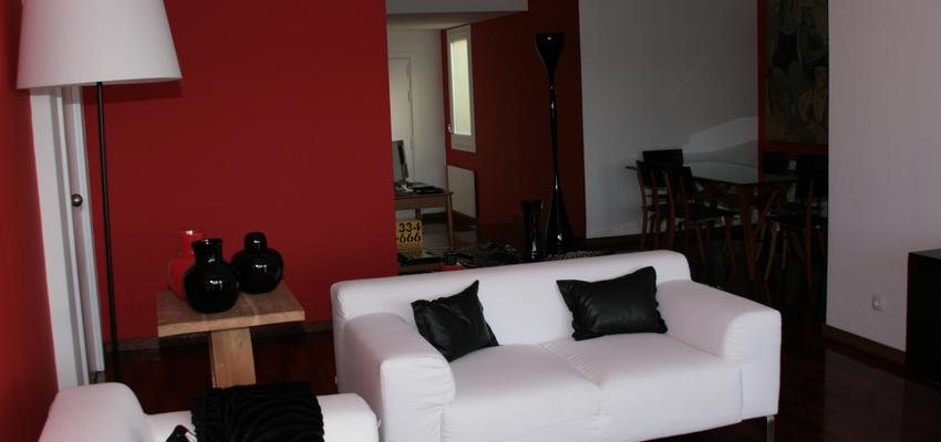 Sala de la TV, Salon Estilo contemporaneo Color rojo, marron, blanco, negro  diseñado por Carlos Alonso Técnicos Asociados SL | Gremio 