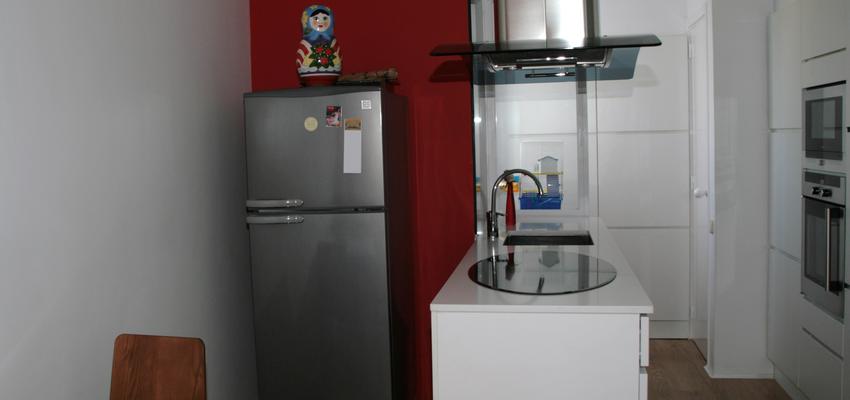 Cocina style contemporaneo color rojo, blanco  diseñado por Carlos Alonso Técnicos Asociados SL | Gremio 