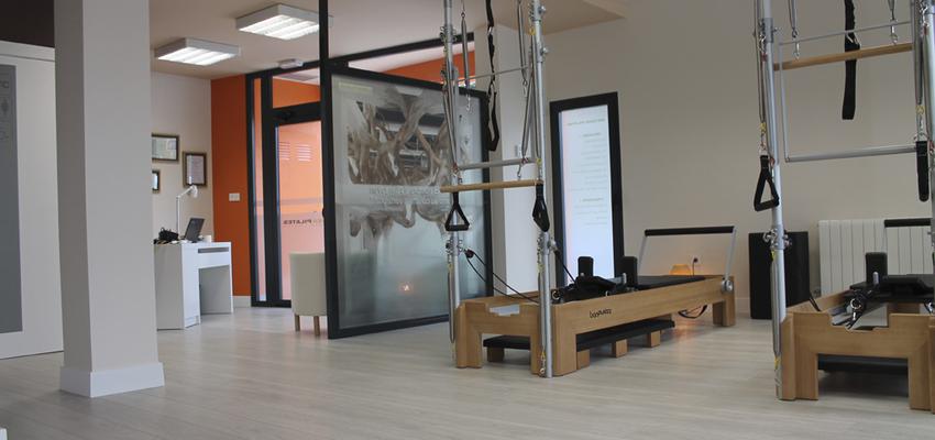 Gimnasio Estilo contemporaneo Color azul oscuro, marron, marron  diseñado por DEDISEÑO interiorismo | Gremio | Copyright Dediseño interiorismo