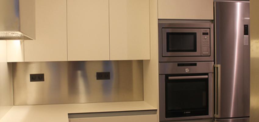 Comedor, Cocina, Lavadero Estilo clasico Color beige, marron, marron  diseñado por DEDISEÑO interiorismo | Gremio | Copyright Dediseño interiorismo