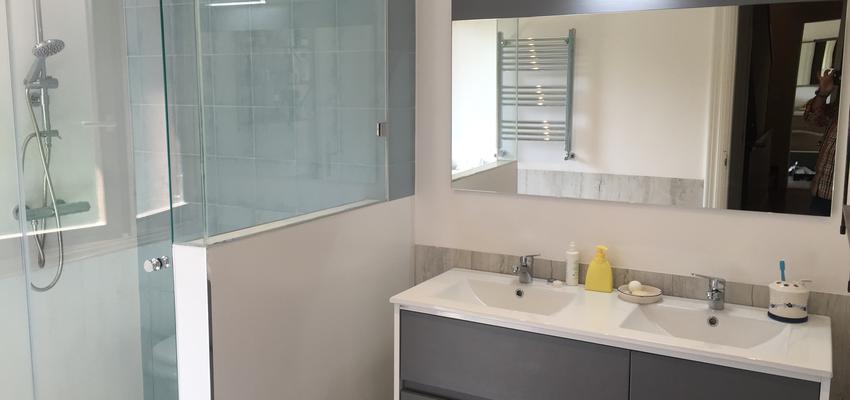 Baño Estilo moderno Color azul cielo, beige, gris  diseñado por DEDISEÑO interiorismo | Gremio | Copyright Dediseño interiorismo