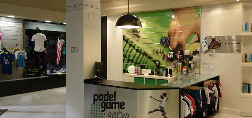 Tienda Estilo moderno Color marron, blanco, gris  diseñado por DEDISEÑO interiorismo | Gremio | Copyright Dediseño interiorismo