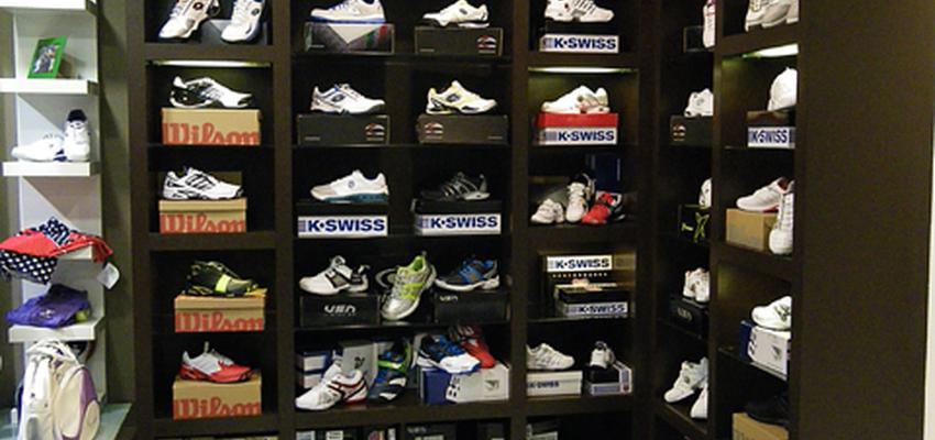 Tienda Estilo moderno Color marron, marron, blanco  diseñado por DEDISEÑO interiorismo | Gremio | Copyright Dediseño interiorismo