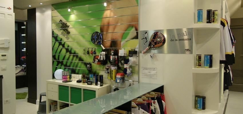 Tienda Estilo moderno Color marron, marron, blanco  diseñado por DEDISEÑO interiorismo | Gremio | Copyright Dediseño interiorismo