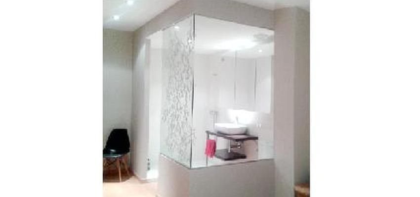 Baño style contemporaneo color beige, marron, blanco  diseñado por PRATT   | Arquitecto 