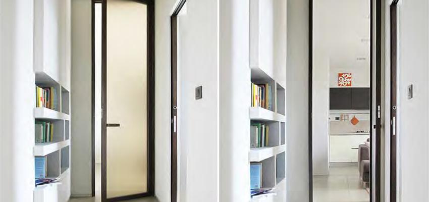 Pasillo Estilo contemporaneo Color marron, blanco, gris  diseñado por Oficina Urbana | Arquitecto 