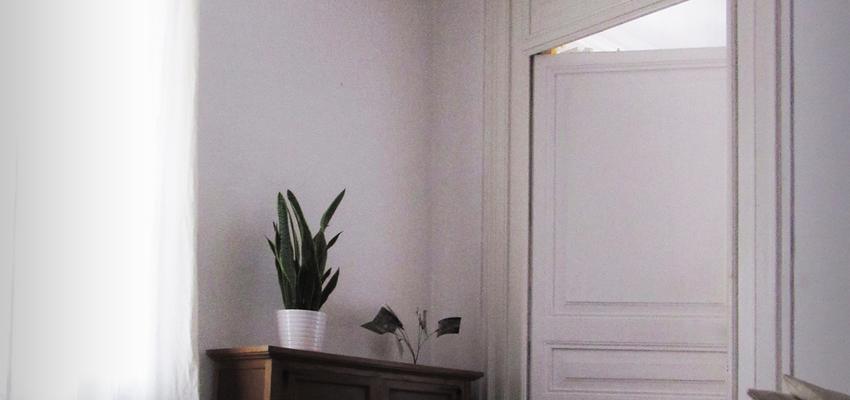 Sala de la TV, Salon Estilo mediterraneo Color verde, marron, beige, blanco, gris  diseñado por Oficina Urbana | Arquitecto 