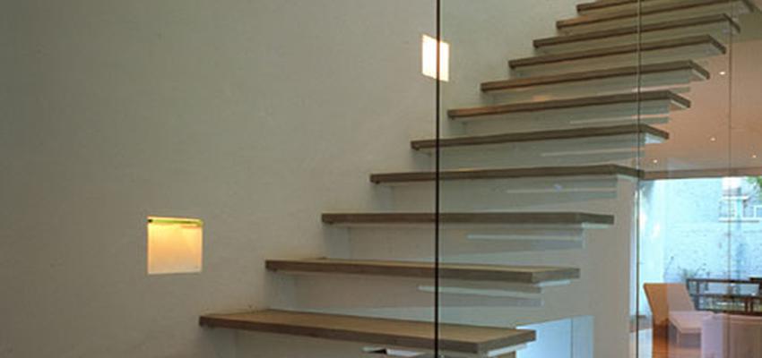 Escalera style contemporaneo color marron, blanco  diseñado por ATIKO | Arquitecto | Copyright .