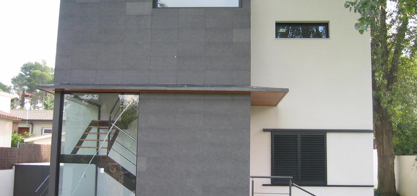 Exterior style contemporaneo color blanco, gris, negro  diseñado por ATIKO | Arquitecto 