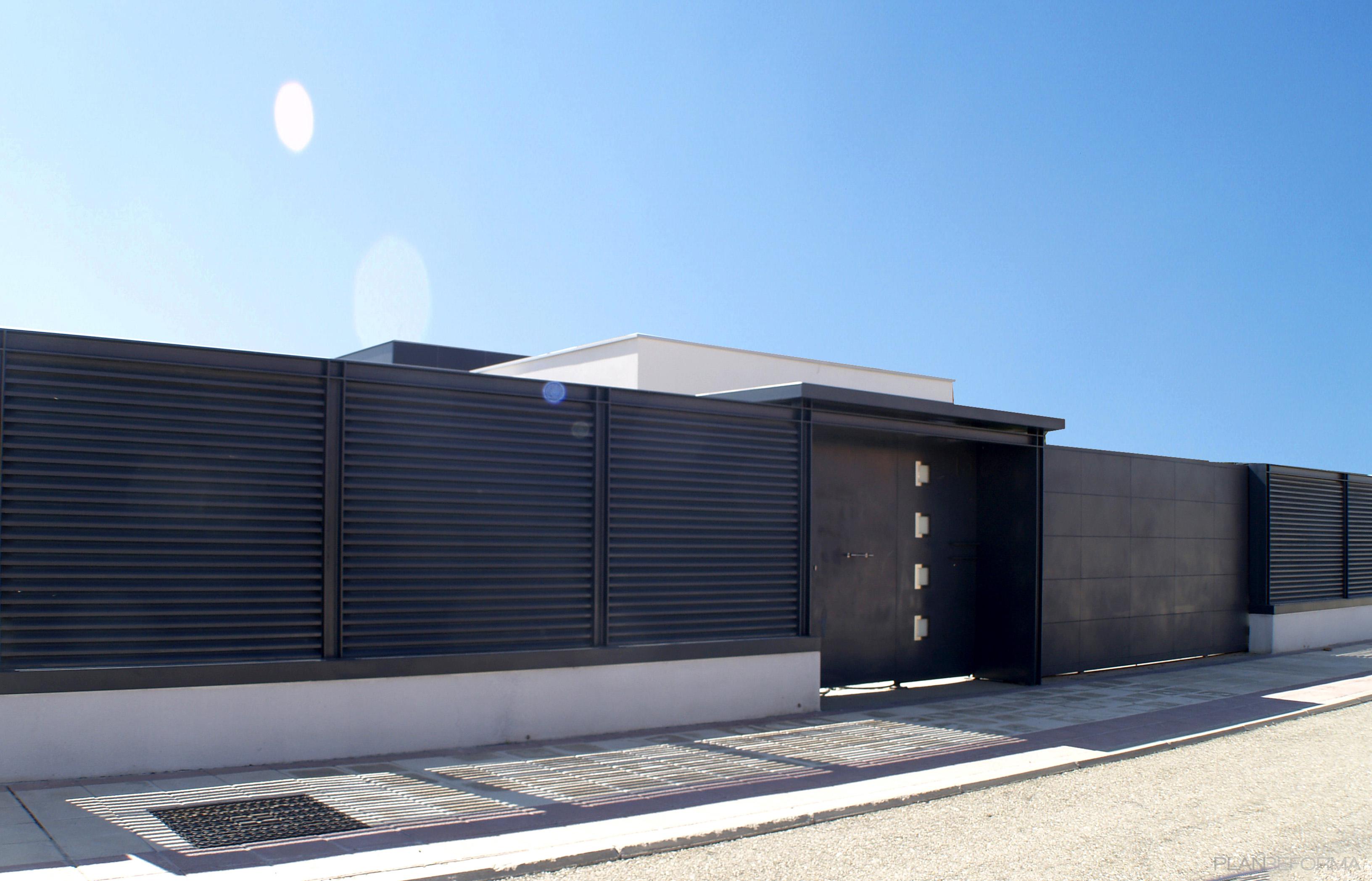 Exterior style contemporaneo color blanco, gris  diseñado por ATIKO | Arquitecto | Copyright .