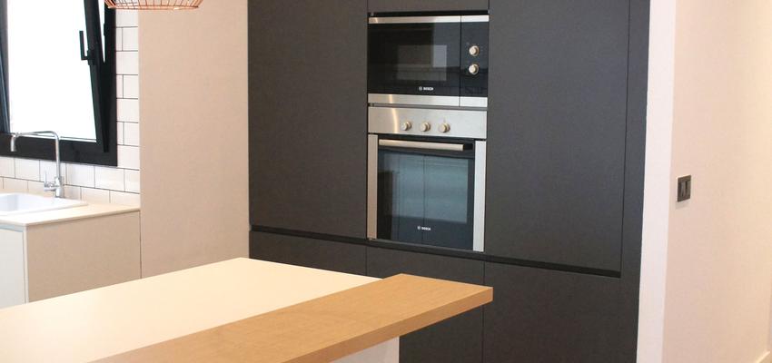 Cocina, Loft Estilo contemporaneo Color marron, blanco, gris  diseñado por Solid Barcelona | Arquitecto 