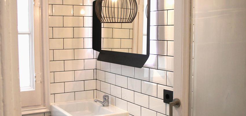 Baño Estilo contemporaneo Color azul cielo, blanco, negro  diseñado por Solid Barcelona | Arquitecto 