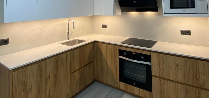Cocina Estilo contemporaneo Color marron, blanco, gris  diseñado por AIT Reformas | Reformista, constructor | Copyright https://www.instagram.com/p/CsqUU--K1SX/