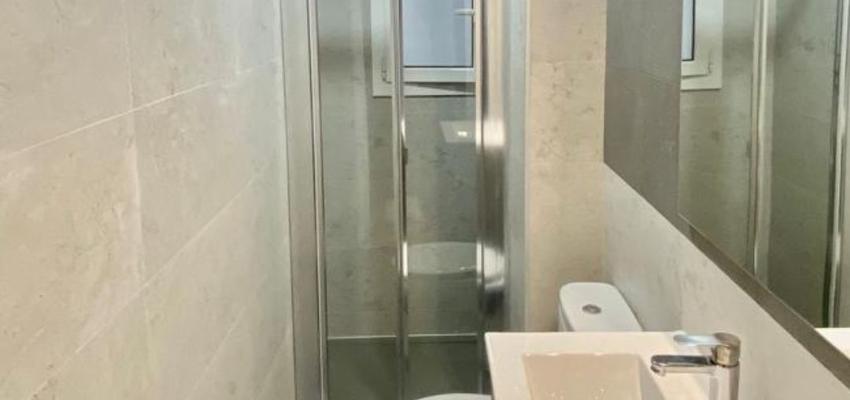 Baño Estilo contemporaneo Color beige, blanco  diseñado por AIT REFORMAS | Reformista, constructor | Copyright https://www.instagram.com/p/CtRqOsyKwll/