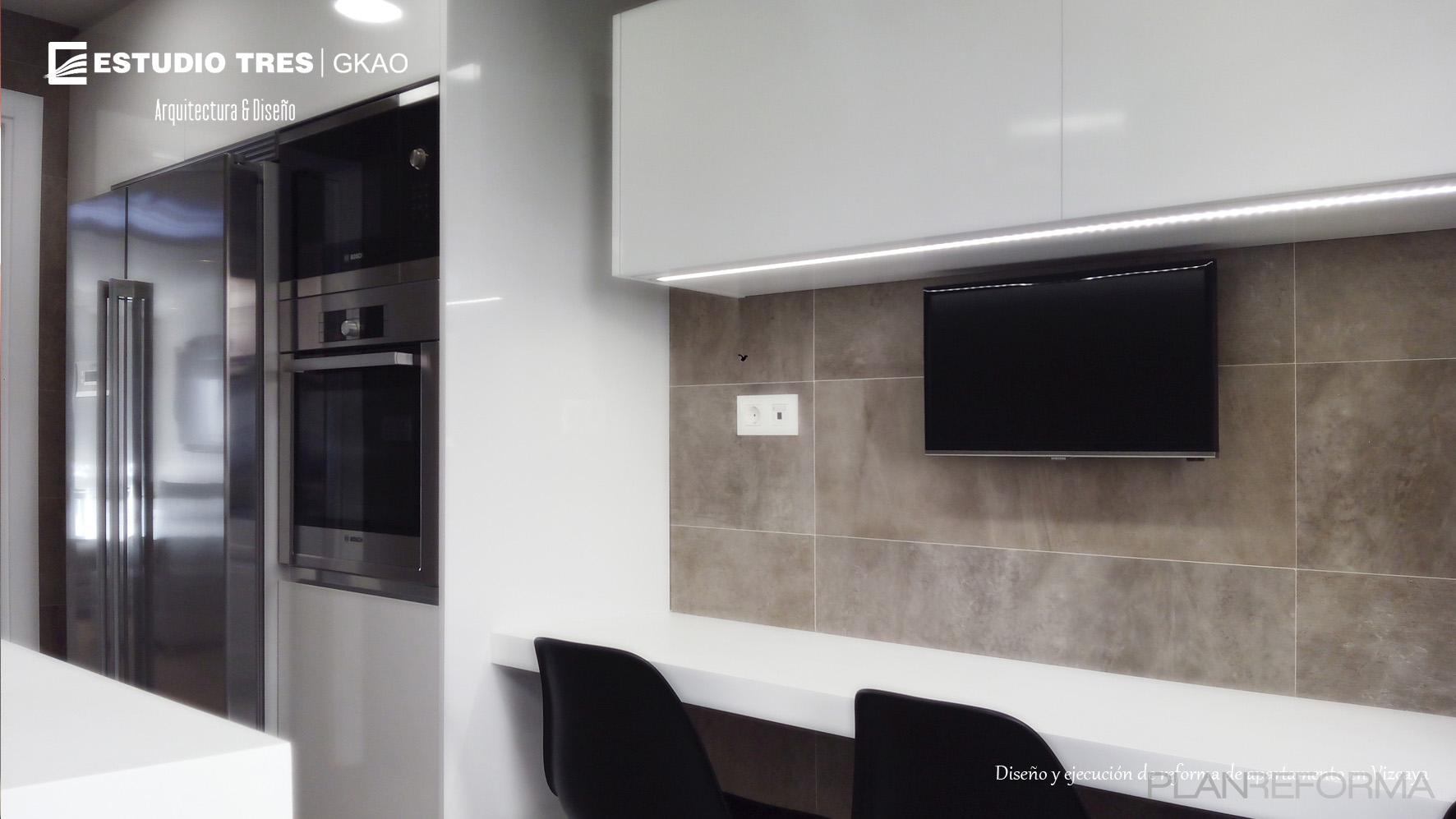 Cocina style moderno color marron, blanco, gris, plateado  diseñado por Estudio 3 Galdakao | Arquitecto | Copyright Proyecto propio