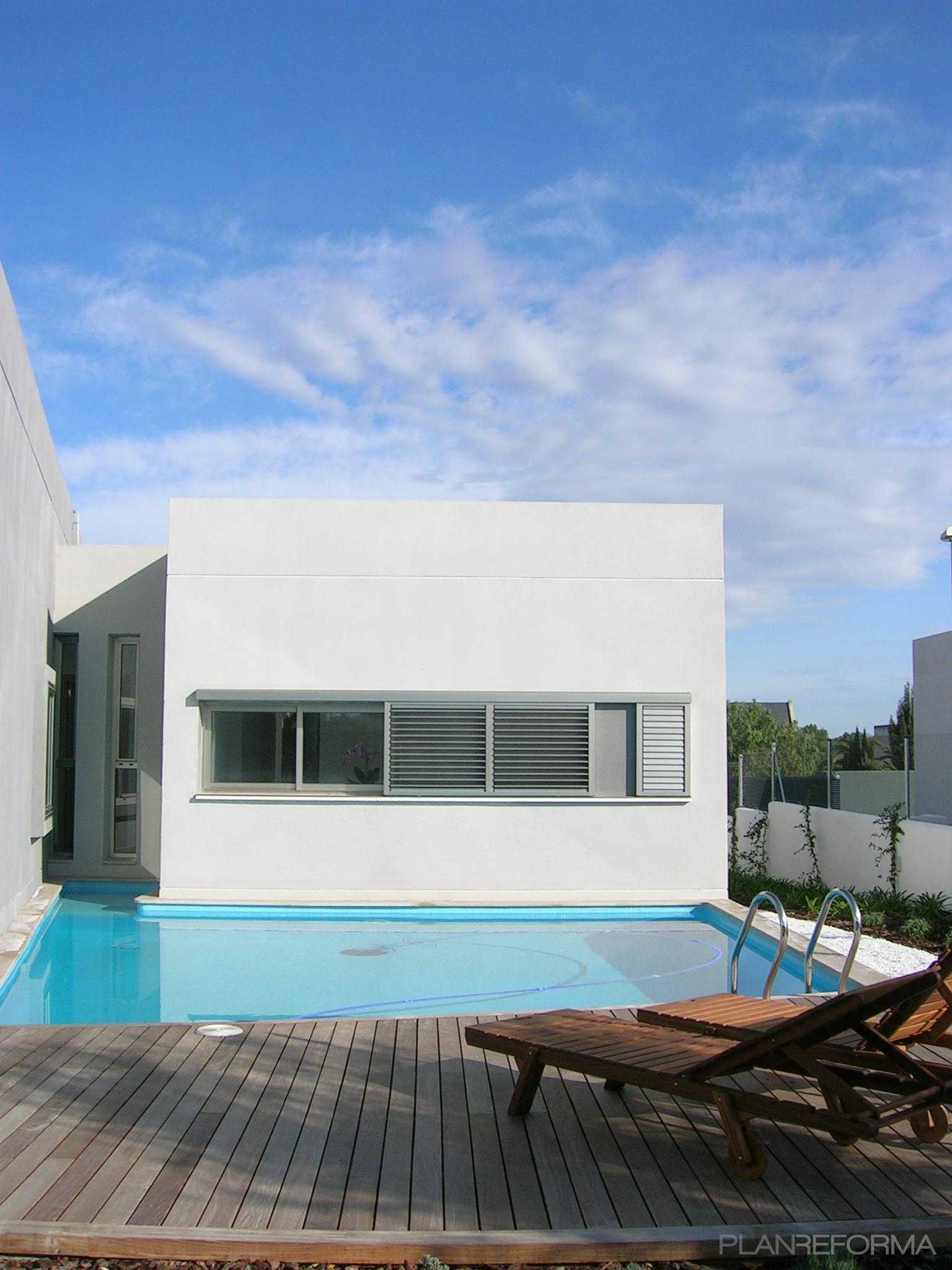 Terraza, Piscina, Exterior Estilo moderno Color azul cielo, marron, blanco  diseñado por Fernando Olba Rallo | Arquitecto | Copyright Imagen propia