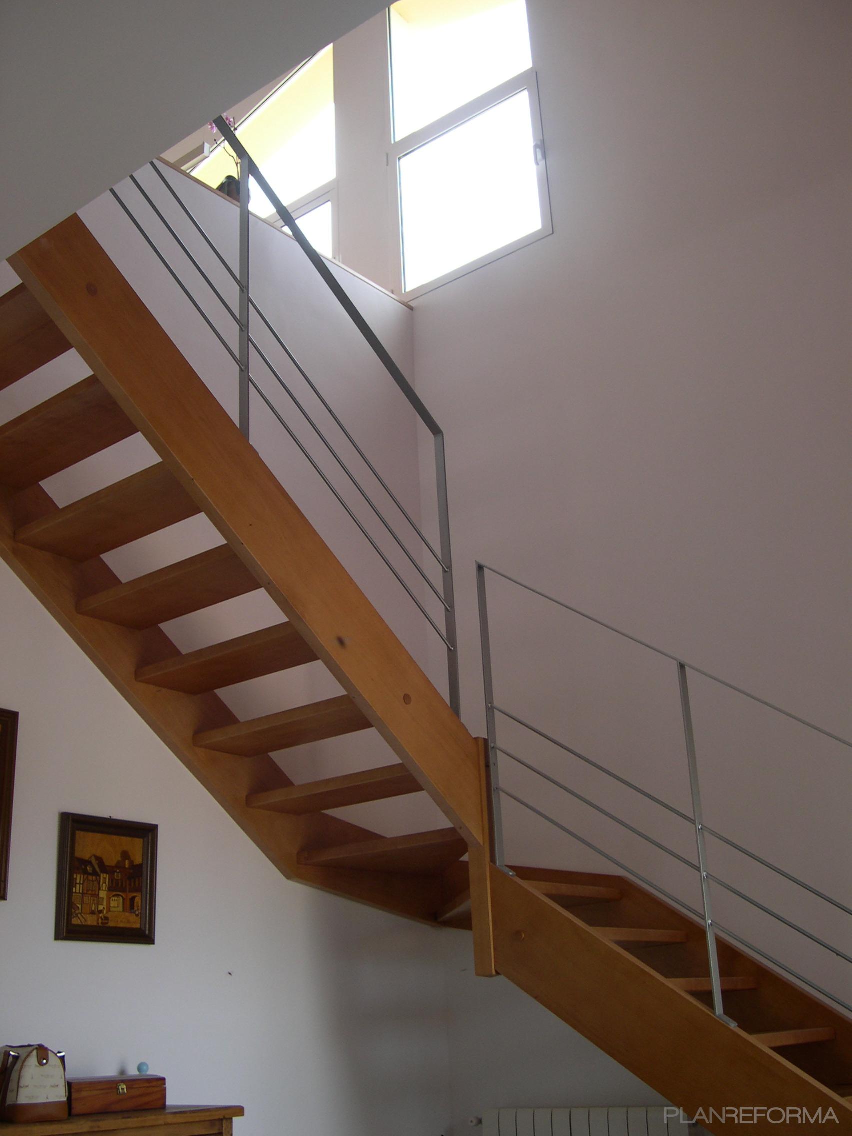 Vestibulo, Escalera, Loft style contemporaneo color marron, blanco, plateado  diseñado por Fernando Olba Rallo | Arquitecto | Copyright Imagen propia