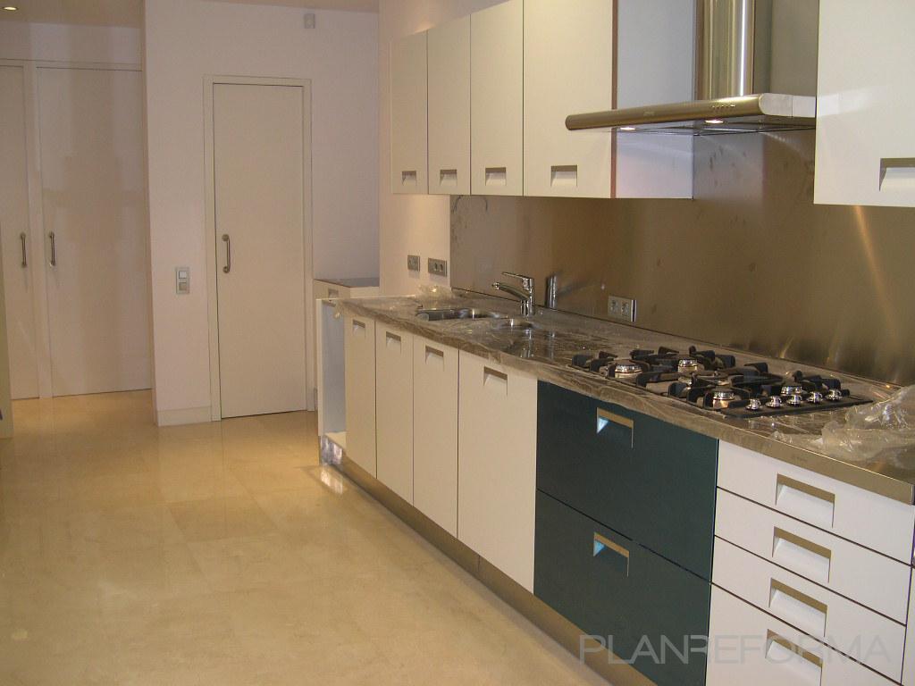 Cocina style contemporaneo color beige, marron, blanco  diseñado por Fernando Olba Rallo | Arquitecto | Copyright Imagen propia