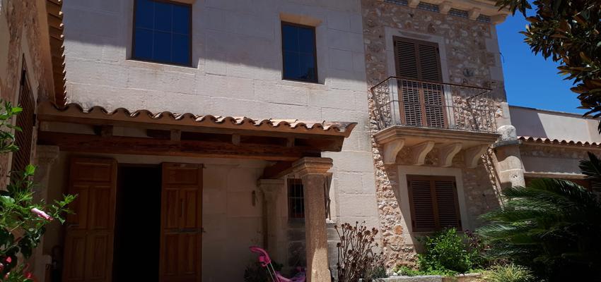 Exterior Estilo clasico Color crema  diseñado por Salvador Rodríguez Sánchez | Reformista, constructor | Copyright Reforma de fachada