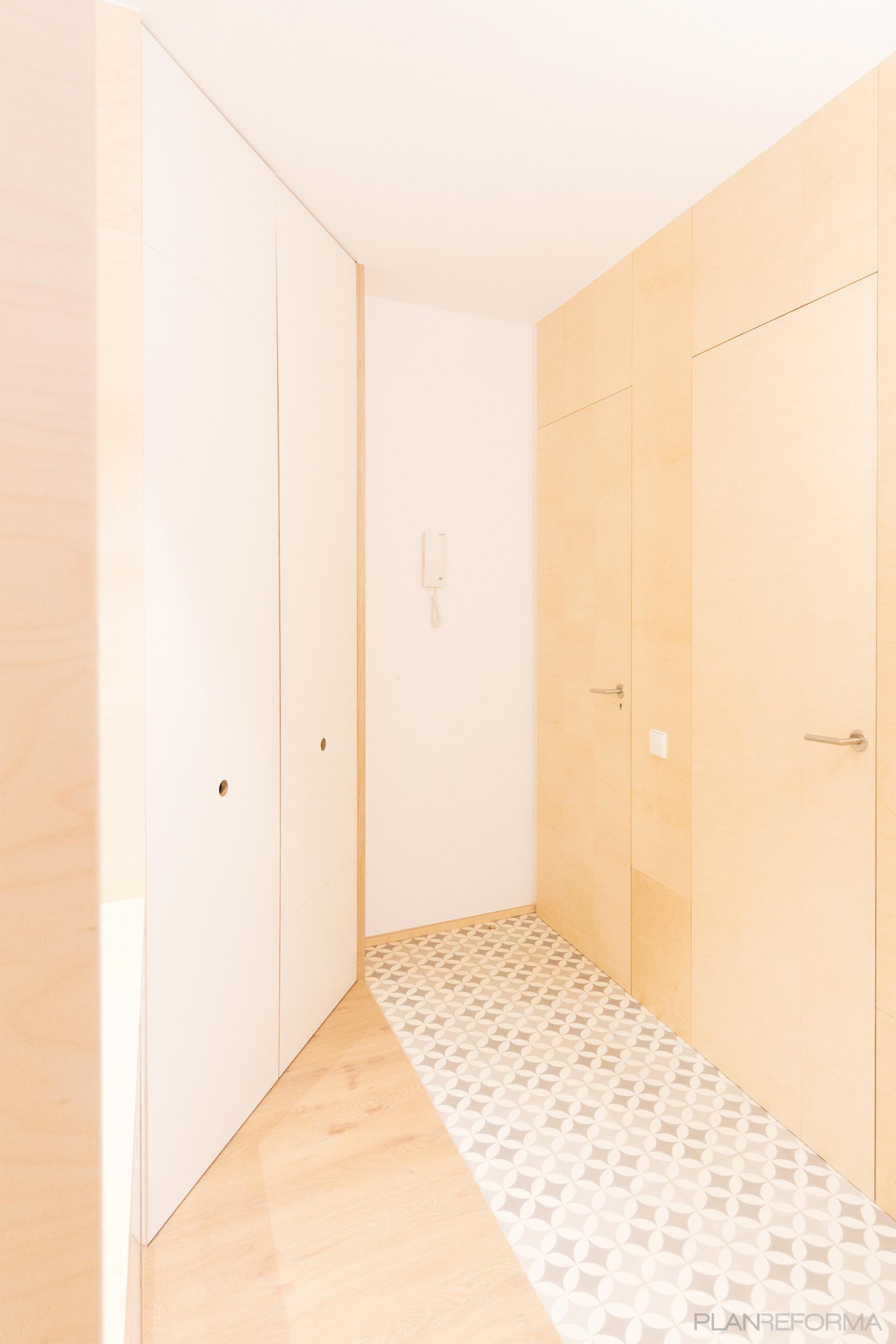 Vestibulo Estilo moderno Color amarillo, blanco, gris  diseñado por rubial·sanchez | Arquitecto 