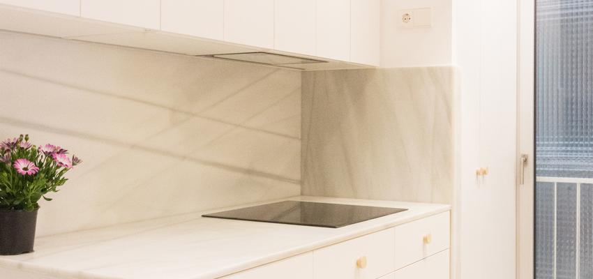 Balcon, Cocina Estilo moderno Color amarillo, blanco, gris  diseñado por rubial·sanchez | Arquitecto 