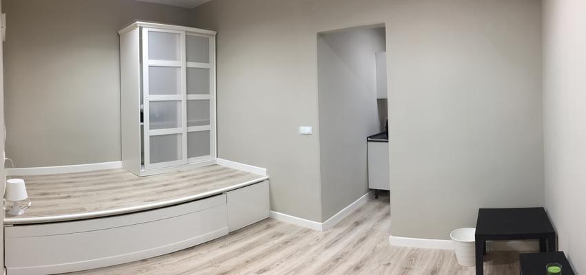 Sotano, Dormitorio, Estudio Estilo moderno Color beige, blanco, gris  diseñado por Alberto | Gremio | Copyright madridecora.copm