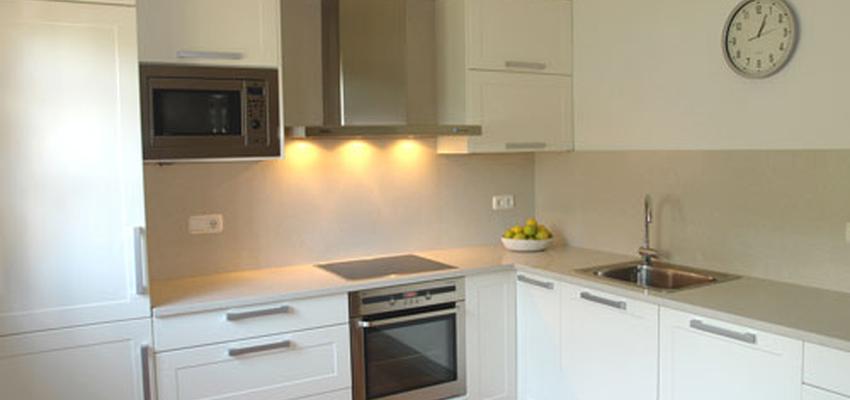 Cocina style moderno color beige, blanco  diseñado por Reformas J M Decoración  | Gremio 