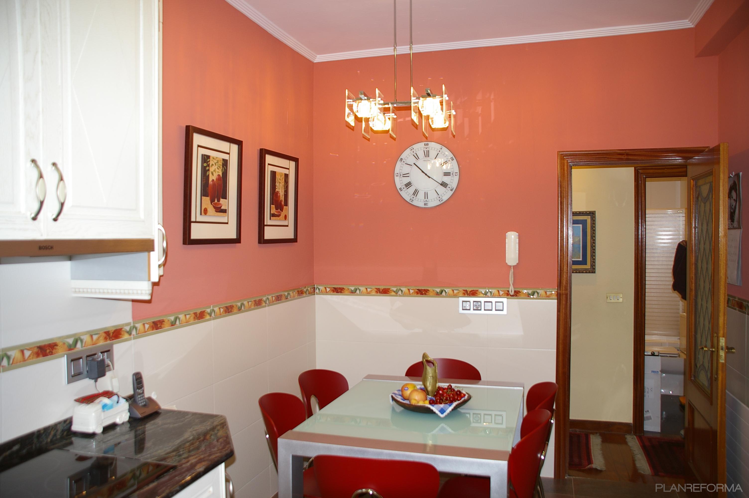 Cocina style clasico color rojo, rosa, marron, blanco  diseñado por Reformas J M Decoración  | Gremio | Copyright SI