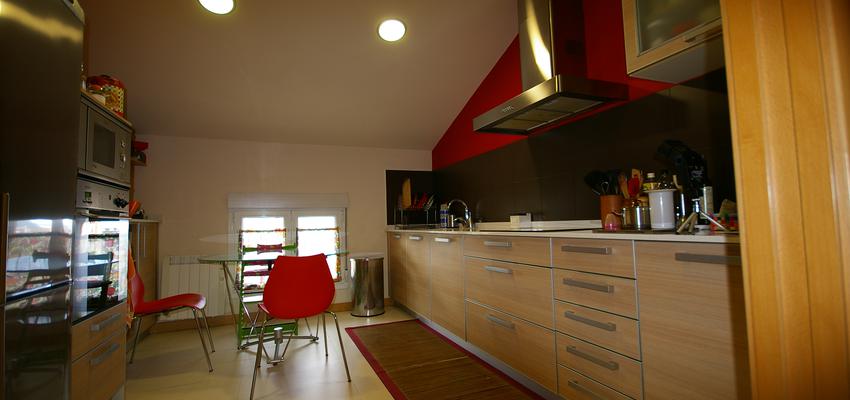 Cocina style contemporaneo color rojo, marron, negro  diseñado por Reformas J M Decoración  | Gremio | Copyright SI