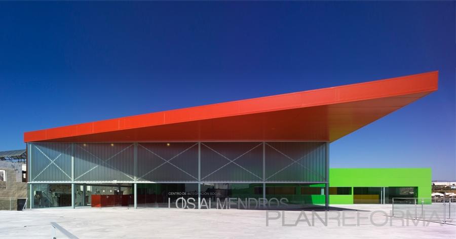 Exterior style moderno color rojo, verde, gris  diseñado por Ferrerarquitectos | Arquitecto | Copyright Si