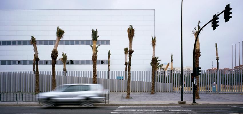 Exterior style contemporaneo color gris, plateado  diseñado por Ferrerarquitectos | Arquitecto | Copyright Si