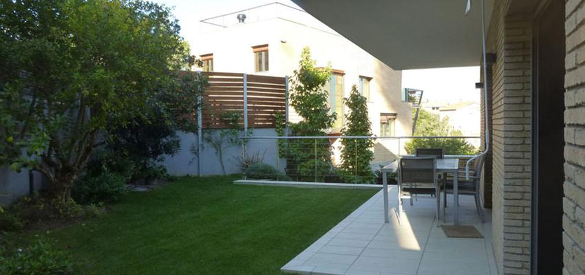 Porche, Exterior, Jardin Estilo moderno Color marron, verde, blanco  diseñado por Pep Sala - rsp arquitectura | Arquitecto 