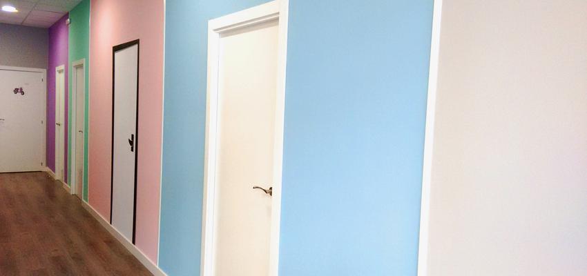 Vestibulo Estilo contemporaneo Color rosa, verde, azul  diseñado por Arquitectos 3hache | Arquitecto | Copyright Propietario