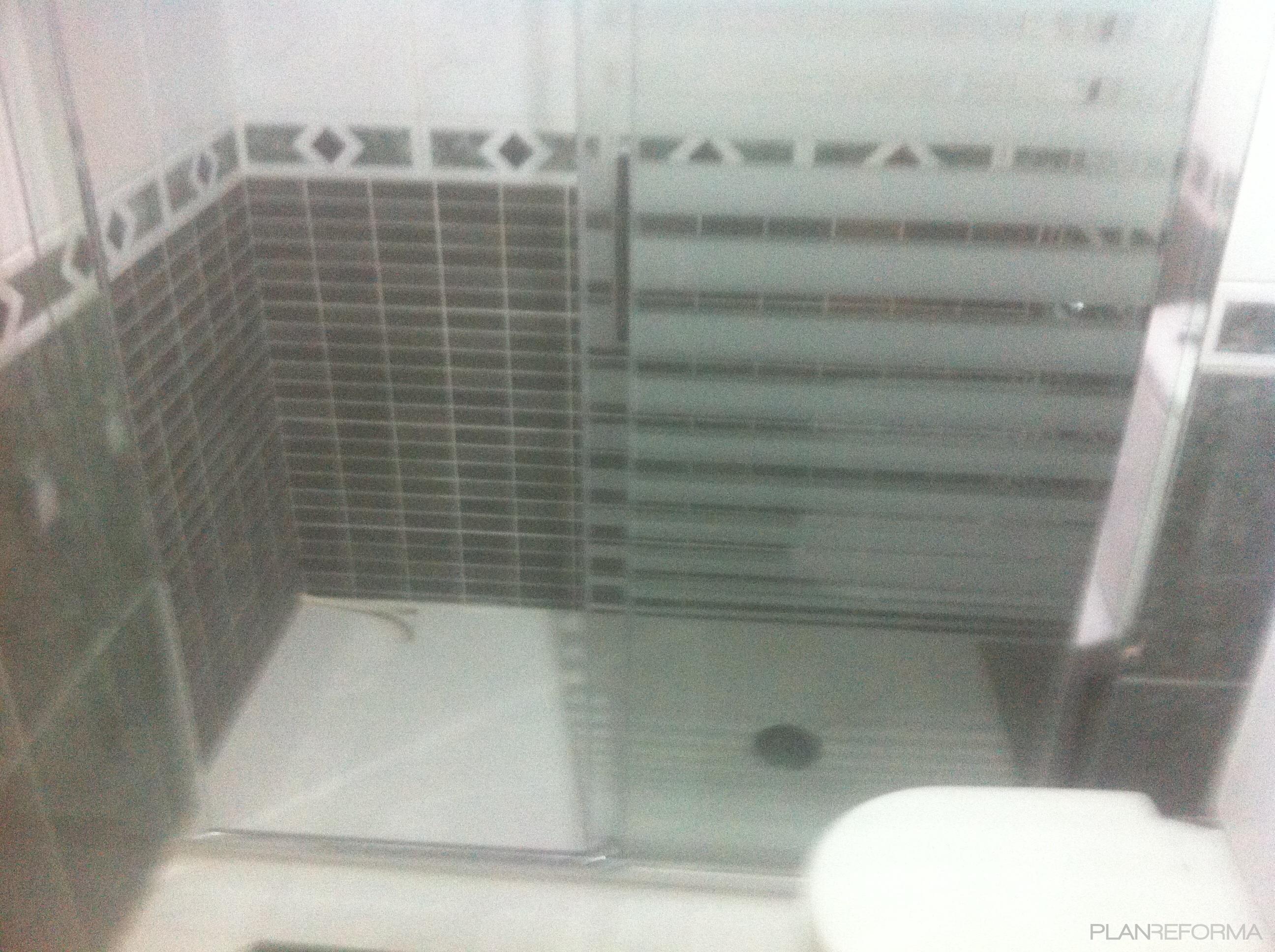 Baño Estilo moderno Color blanco, gris, negro  diseñado por AMBIT | Gremio | Copyright AMBIT SCP