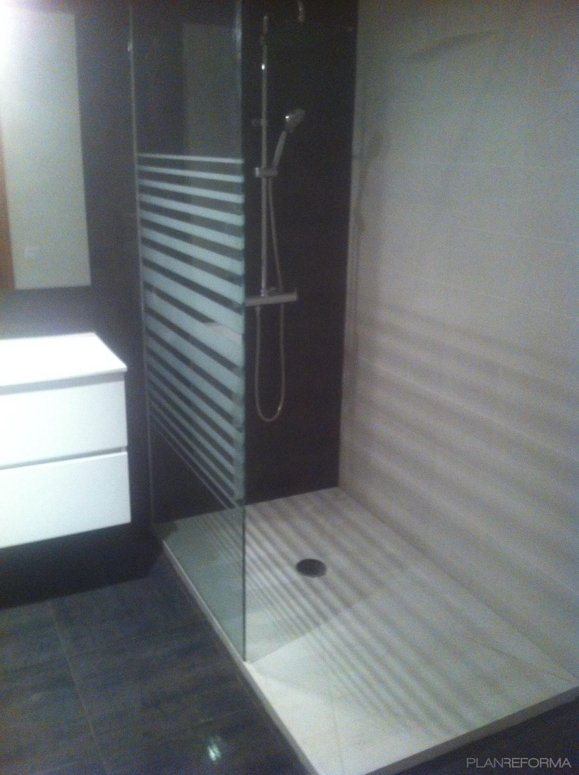 Baño Estilo moderno Color beige, blanco, negro  diseñado por AMBIT | Gremio | Copyright AMBIT SCP