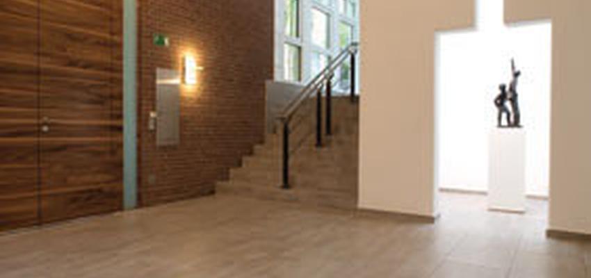 Escalera style clasico color beige, marron, marron, beige  diseñado por aparici | Marca colaboradora | Copyright Aparici