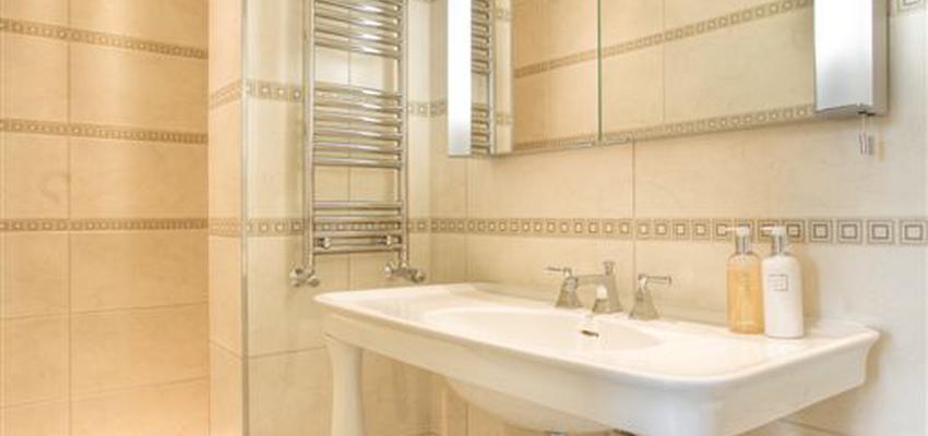 Baño style contemporaneo color beige, marron, blanco  diseñado por aparici | Marca colaboradora | Copyright Aparici
