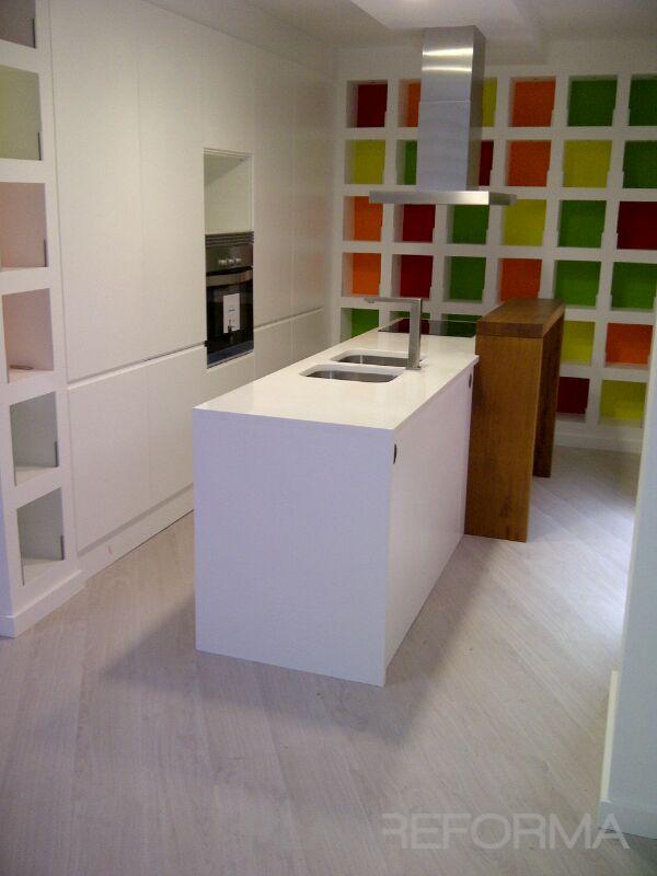 Cocina Estilo contemporaneo Color turquesa, blanco, dorado  diseñado por C2EO 2012,S.L. | Gremio 