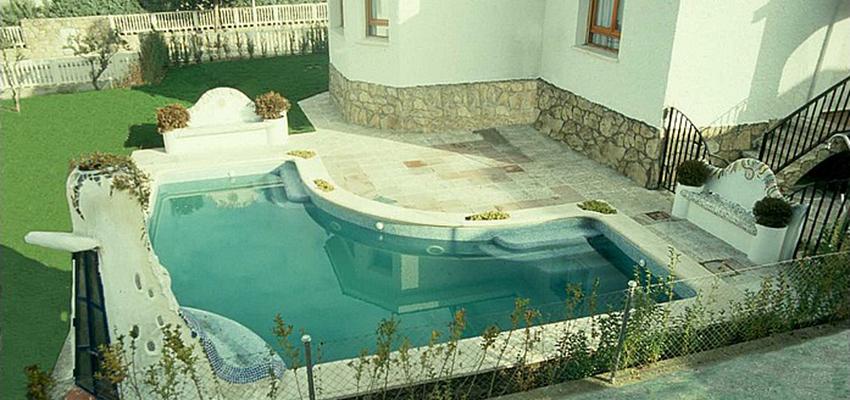 Piscina, Escalera, Exterior, Jardin style contemporaneo color beige, blanco, negro  diseñado por Estudio Archetaller | Arquitecto 