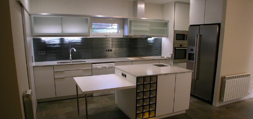 Comedor, Cocina Estilo moderno Color blanco, gris, negro  diseñado por Francesc Plazas Nebot | Arquitecto | Copyright F.P.Arquitectura