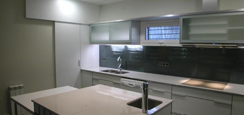 Comedor, Cocina Estilo moderno Color blanco, gris, negro  diseñado por Francesc Plazas Nebot | Arquitecto | Copyright F.P.Arquitectura