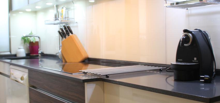 Cocina Estilo contemporaneo Color beige, marron, gris, negro  diseñado por Francesc Plazas Nebot | Arquitecto | Copyright F.P.Arquitectura