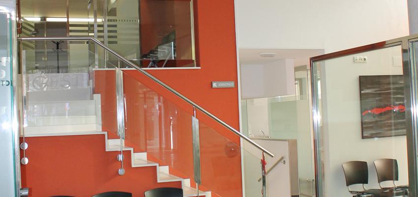 Vestibulo, Escalera, Oficina Estilo contemporaneo Color rojo, blanco, negro  diseñado por Francesc Plazas Nebot | Arquitecto | Copyright F.P.Arquitectura