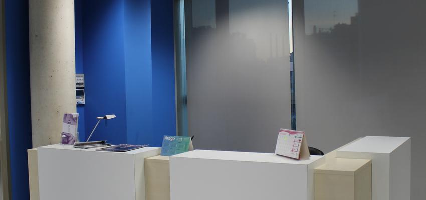 Vestibulo Estilo contemporaneo Color azul, blanco, gris  diseñado por Francesc Plazas Nebot | Arquitecto | Copyright F.P.Arquitectura