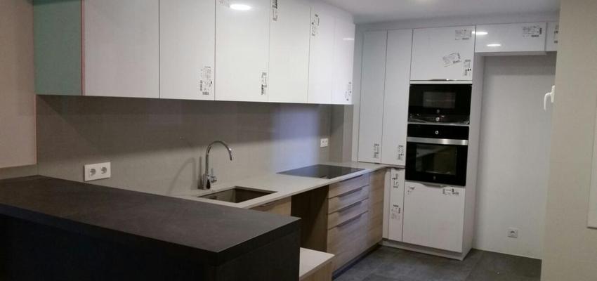 Cocina Estilo vanguardista Color marron, gris  diseñado por IPSUM TECNICS SL | Arquitecto Técnico | Copyright IPSUM TECNICS SL